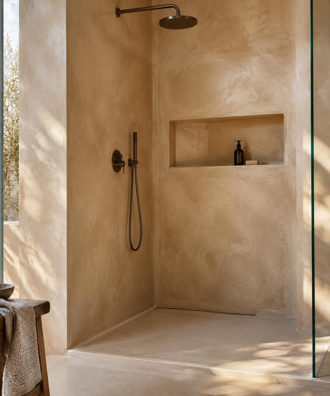 découvrez comment appliquer le tadelakt dans une douche à l’italienne, utiliser le savon noir pour le protéger et l’entretenir durablement.